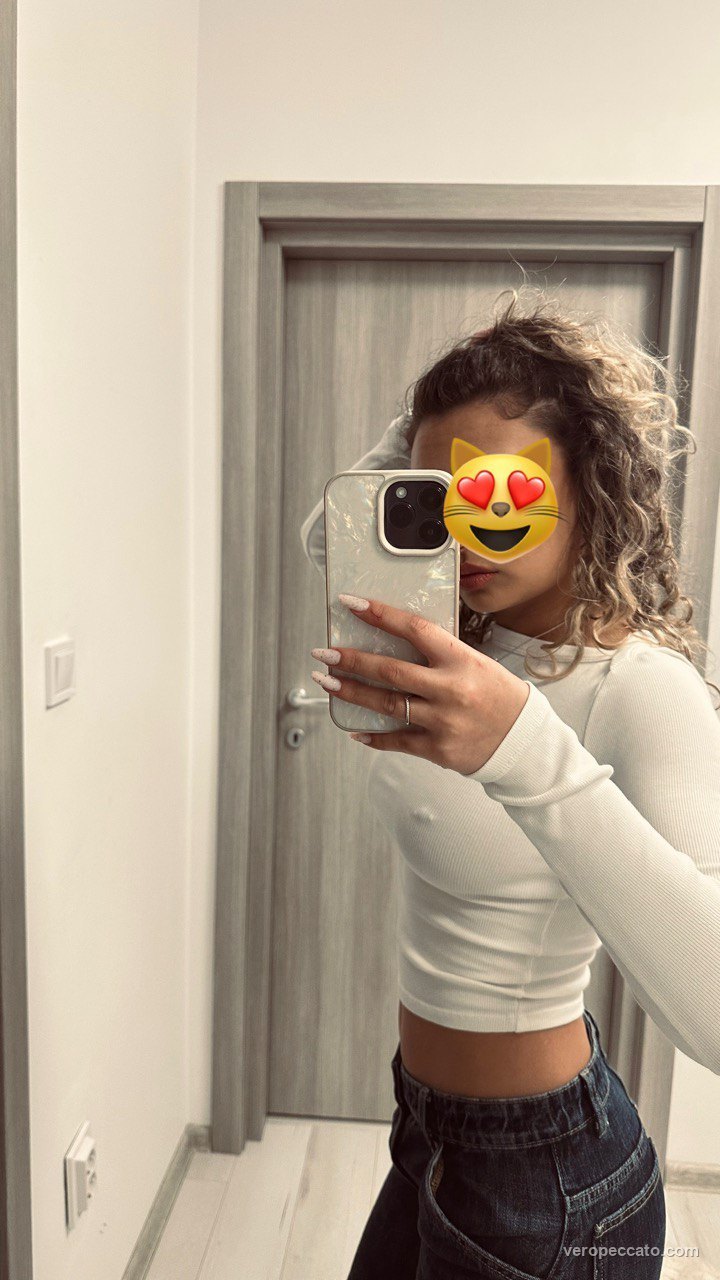 Vero Peccato clothed cam girl italiana